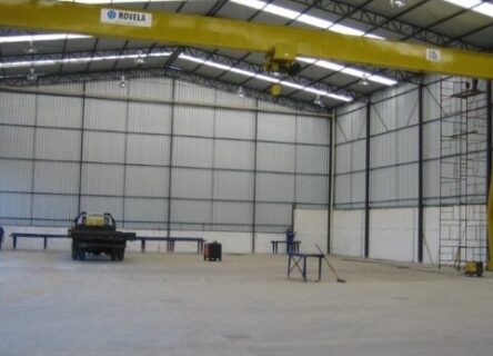 Como escolher o pórtico ideal para movimentação de cargas em galpões de médio porte