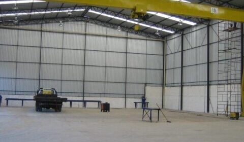 Como escolher o pórtico ideal para movimentação de cargas em galpões de médio porte