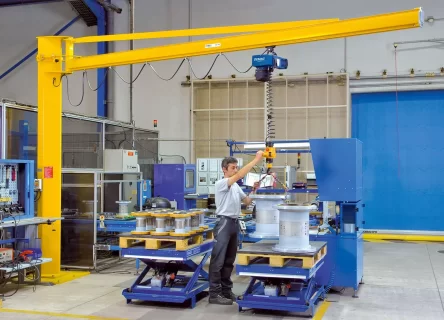 Como escolher entre guindaste de coluna e ponte rolante para sua linha de produção
