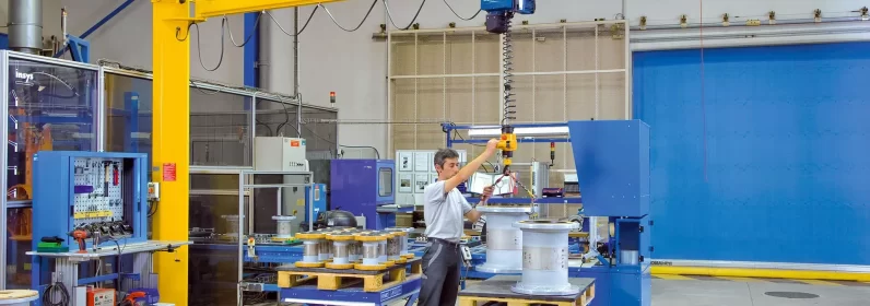 Como escolher entre guindaste de coluna e ponte rolante para sua linha de produção